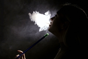 La ragazza fuma un narghilè