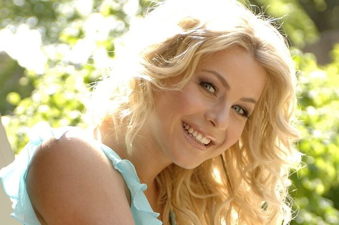 donna felice che smette di fumare