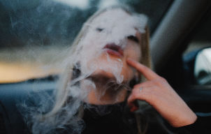 Ragazza che fuma